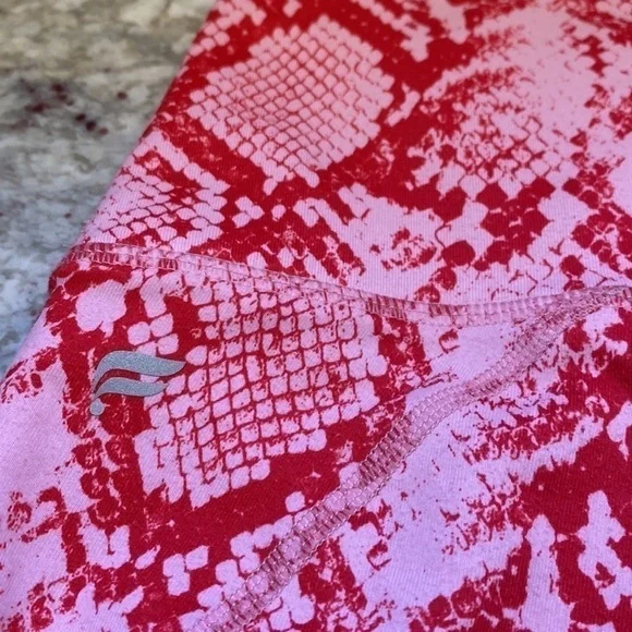FABLETICS Define Powerhouse High-Waisted Capri Size XS Persimmon Python Pink - Picture 9 of 16